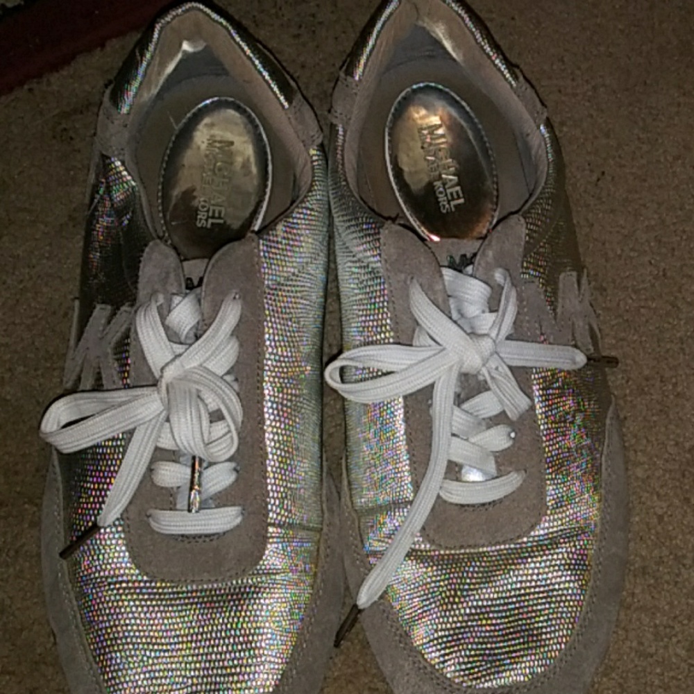 Tennis shoes